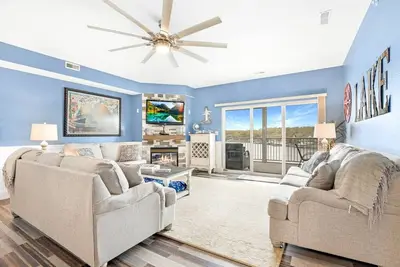 Image de Sunset Dream! Luxury Lakefront Condo @ The Ozarks!