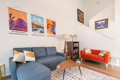 Image de Stylish 3‑Bed Townhome w/ Private Atrium, Pool & Garage – Near SoCo + Airport+Dt