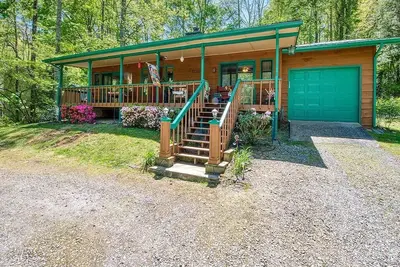 Image de Fast Wifi, covered porch, and fenced-in yard. Quiet neighborhood. Pet friendly!