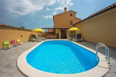 Image de Villa avec piscine et taverne