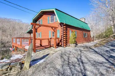 Image de The Bear's Cave | Pet-Friendly Log Home with Mountain Views and Hot Tub
