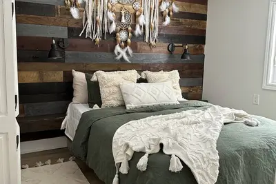 Image de Newly Renovated Family Waterfront Cottage w\/Hot Tub and Wood Stove