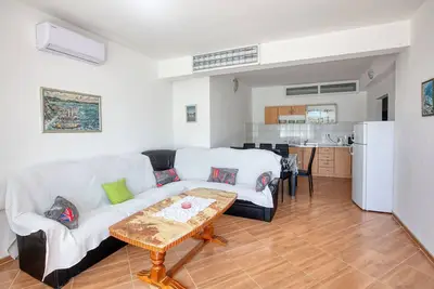 Image de Appartement de trois chambres avec la terrasse et la vue sur le mer Stupin Celine, Rogoznica (A-21279-a)