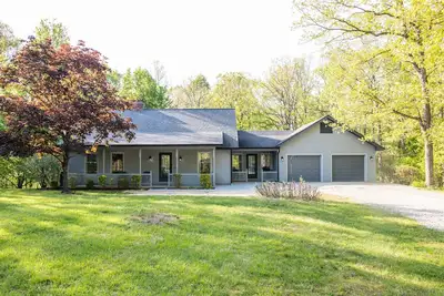 Image de 3br 3 Bath home with hot tub eight minutes from Cave Run Lake