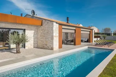 Image de Villa moderne avec piscine pour 6 personnes à Bale