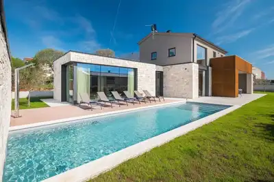 Image de Villa élégante avec piscine pour 8 à Bale