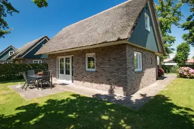 Comfortable 6-person holiday villa on a small-scaled villapark, WiFi, close to the beach, forest and dunes