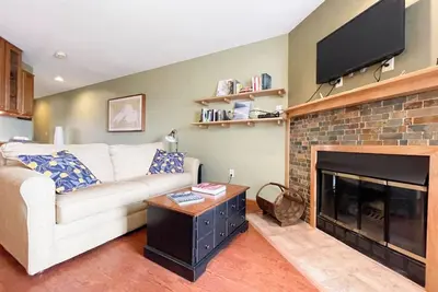 Image de Modern Condo Just Steps from the Lake