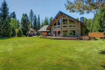 Image de Spacious Golf Course Getaway • Hot Tub • Trails • Sleeps 12 • Adventure Ready