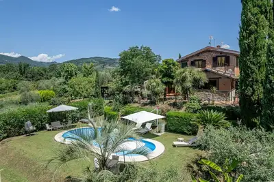 Image de Maison de Campagne à Massa E Cozzile avec 5 chambres à coucher, 9 couchages