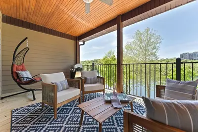 Image de Views! Lake Penthouse- 5 min to Landing & Downtown