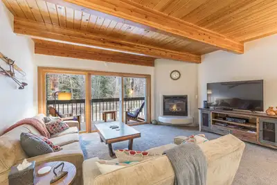 Image de Two Bedroom Riverside Condo in Town Walk to Gondola, Main Street and Trails