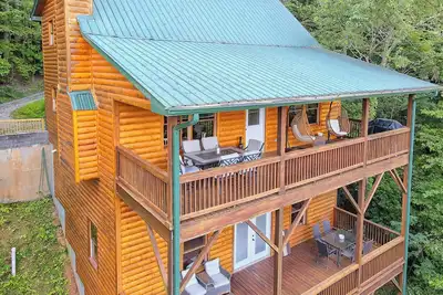 Image de Stunning Log Cabin w/ Spectacular Mtn. Views min. from Downtown Clayton, Ga!