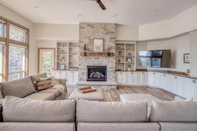 Image de Beautifully remodeled 5b/4b home, with Sharc Passes, Hot Tub, Dog Friendly