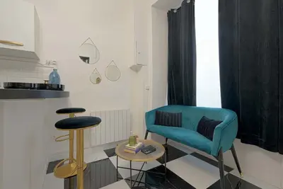 Image de Stunning Two Story Apartment in the 9th Arrondissement