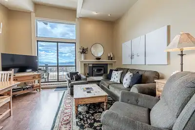 Image de Ski-In/Ski-Out Condo with Sweeping Slopeside Views!