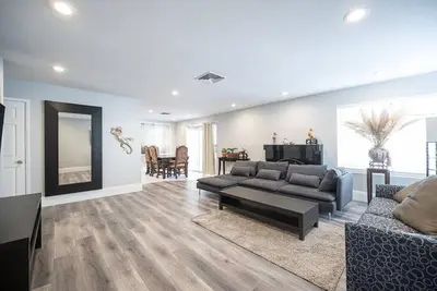 Image de Lovely townhome w\/modern flair centrally located!
