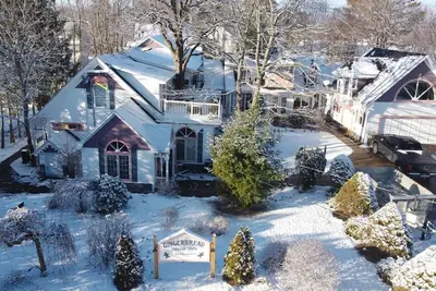 Image de Iconic Entire Gingerbread House