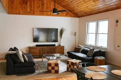 Image de Hastings Hideaway - Cozy Cabin, Sleeps 10