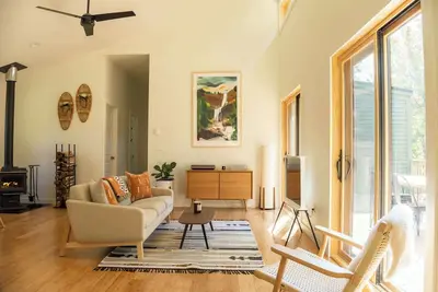 Image de Knickerbocker Knoll: Tranquil + Modern w/ Hot Tub