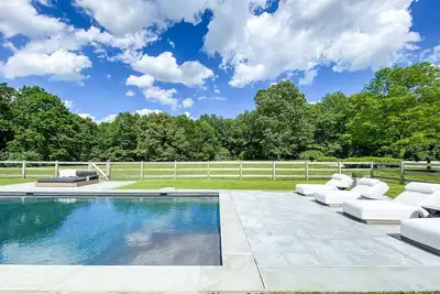Image de Whimsy Woods - 14 Acre Millbrook Estate with Pool