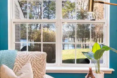 Image de Inviting Home on Beautiful Pond