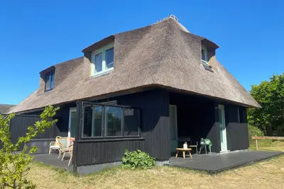 Falka is a cozy house in the dunes between Nes and Buren, near of the beach.