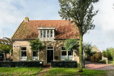 Image de Klokkenluider is a rurally furnished house on the edge of the village of Hollum.