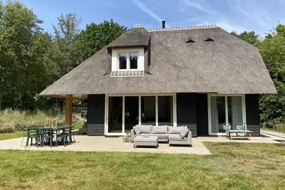 Image de De Molshoop, comfortable villa next to the forest of Nes with lots of privacy.