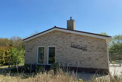 A detached home Loundje located on the grounds of Klein Vaarwater in Buren.