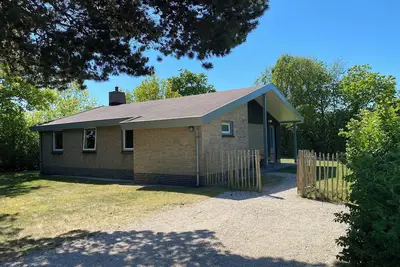 Zeekraal is a renovated house on Roosdunen (Ballum) near the forest and outdoor swimming pool.