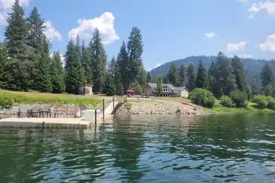 Image de 10 Acre Private riverfront retreat w\/ dock and 1, 000 ft waterfront