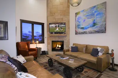 Image de Crested Mtn North L9 / Penthouse Only 70 Yards to the Slopes! Hot Tub! Garage!