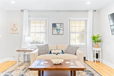 Image de Pelican Retreat ~ Screened-in Porch ~ Outdoor Shower ~ Large Back Yard ~ King