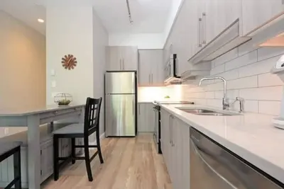 Image de Spacious Studio Overlooking Market Square