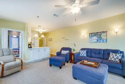 Image de Lakefront Huddleston Condo w/ Community Pool