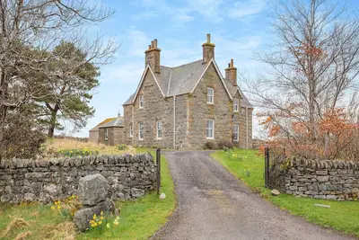 Colaboll Farmhouse is located in a quiet area outside of Lairg with spectacular views.