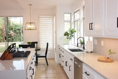 Image de Ritz Pointe: Gated 3-Bdrm Oasis w/ Jacuzzi, Near the Beach!