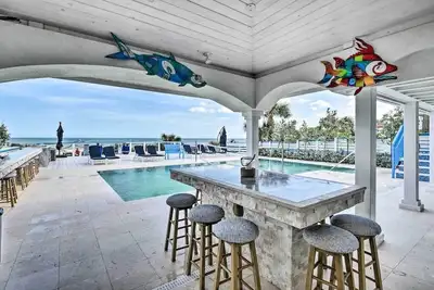 Image de New! Lavish Beachfront House w/ Outdoor Kitchen!