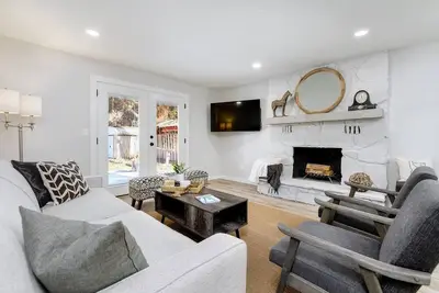 Image de Gorgeous, Updated 3 Bed Downtown Eagle Home