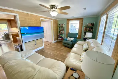 Image de Charming Beach Bungalow (9 min walk to beach)