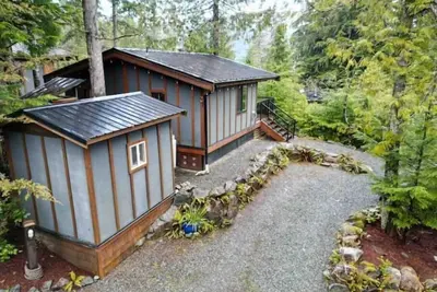 Image de Port Place Cabin and Bunkhouse on an overlooking Bluff