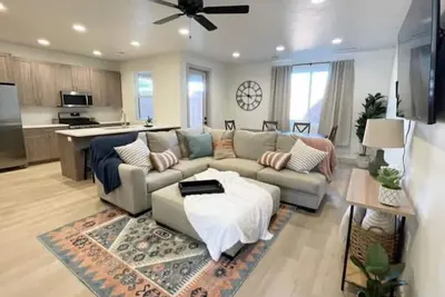 Image de Family Friendly New Townhome!