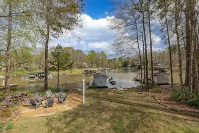 Image de Peaceful and Family Friendly 4br, 3ba Waterfront Escape at Lake Gaston