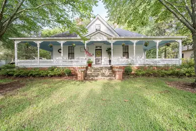 Image de 5 Miles to Callaway Gardens and walking distance to shops and restaurants.