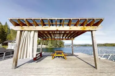 Image de Family friendly Sproat Lake Waterfront & boat slip