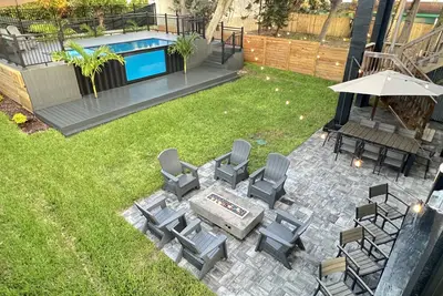 Image de 5⭐ 6bd/4ba ~ Steps to Beach Shipping Container Pool w ~ Game Rm ~Summer Kitchen