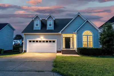 Image de Cozy 4-bedroom Raleigh Retreat. Home Theater. Furnished Deck. 15 min to Downtown