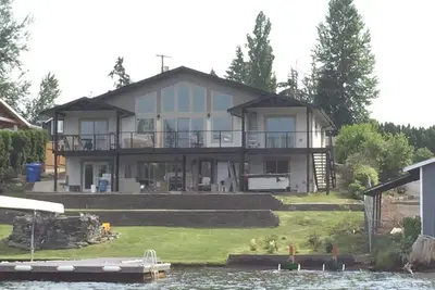 Image de Waterfront house on Lake Tapps, Large deck, dock,