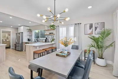 Modern 3br/2ba - Luxury King Suite.